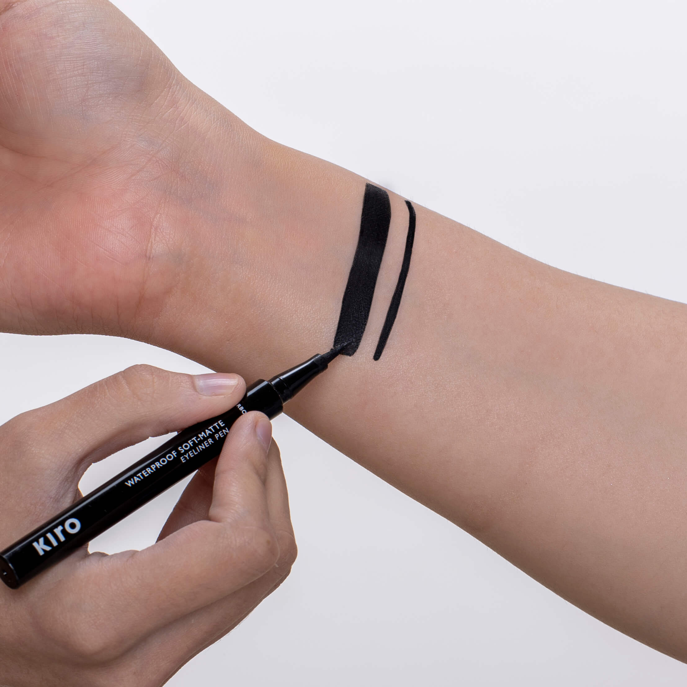 Carbon Black 01 Liquid Pen Eyeliner Waterproof soft- matte EyelinerCarbon Black 01